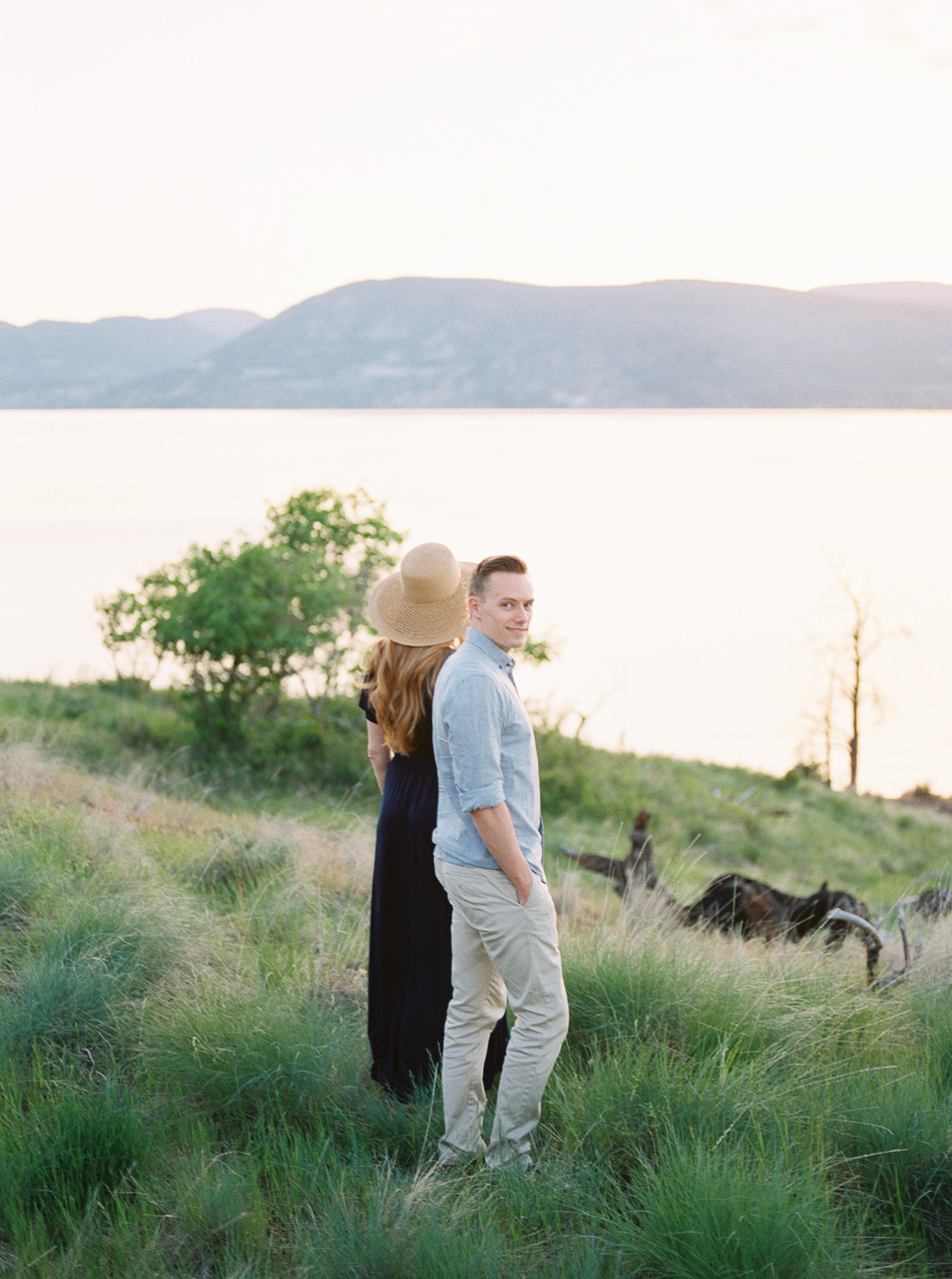 Okanagan Lake Couples Session | Sunset Couples Session | Fine Art Kelowna Wedding Photographer Esther Funk | Kelowna, British Columbia