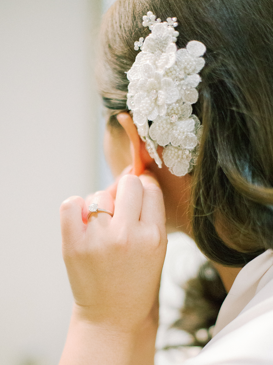 Minimalist Modern Winnipeg Wedding | Photographed by Esther Funk Photography | Winnipeg Country Club Wedding | St. Charles Country Club | Bridal Getting Ready | Bride Hair Accessories