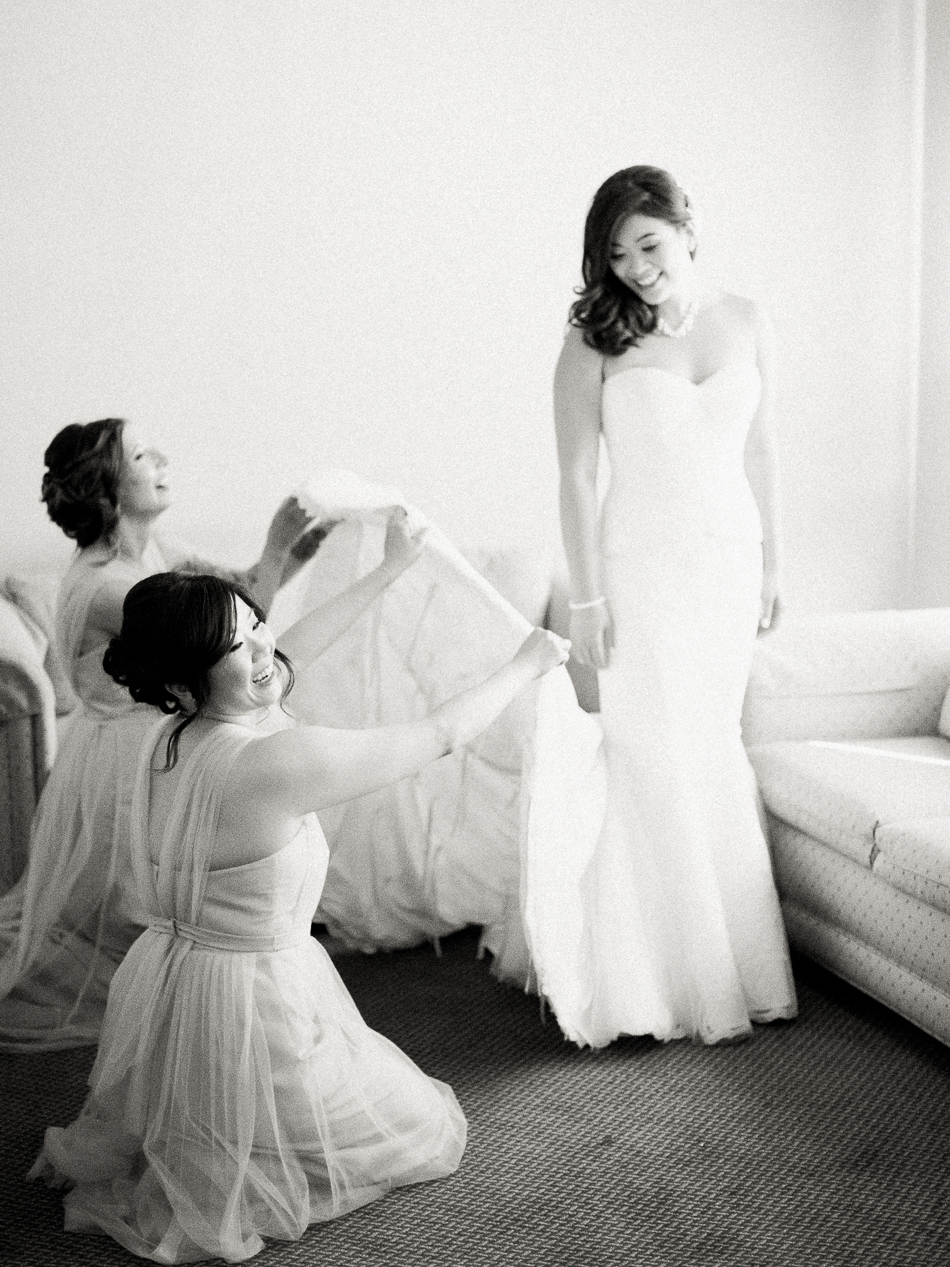 Minimalist Modern Winnipeg Wedding | Photographed by Esther Funk Photography | Winnipeg Country Club Wedding | St. Charles Country Club Wedding | Bridal Getting Ready | Bride and her bridesmaids getting ready | Bridal Suite