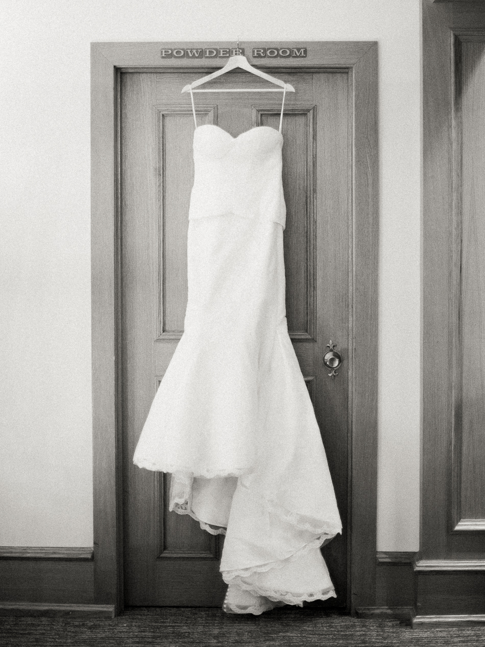 Minimalist Modern Winnipeg Wedding | Winnipeg Country Club Wedding | St. Charles Country Club | Esther Funk Photography | David's Bridal | Bride Getting Ready Moments
